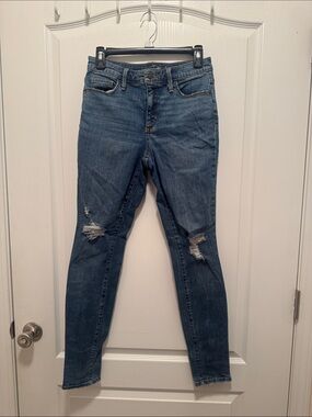 Universal Thread Women’s Distressed Skinny Jeans - Size 6/28R